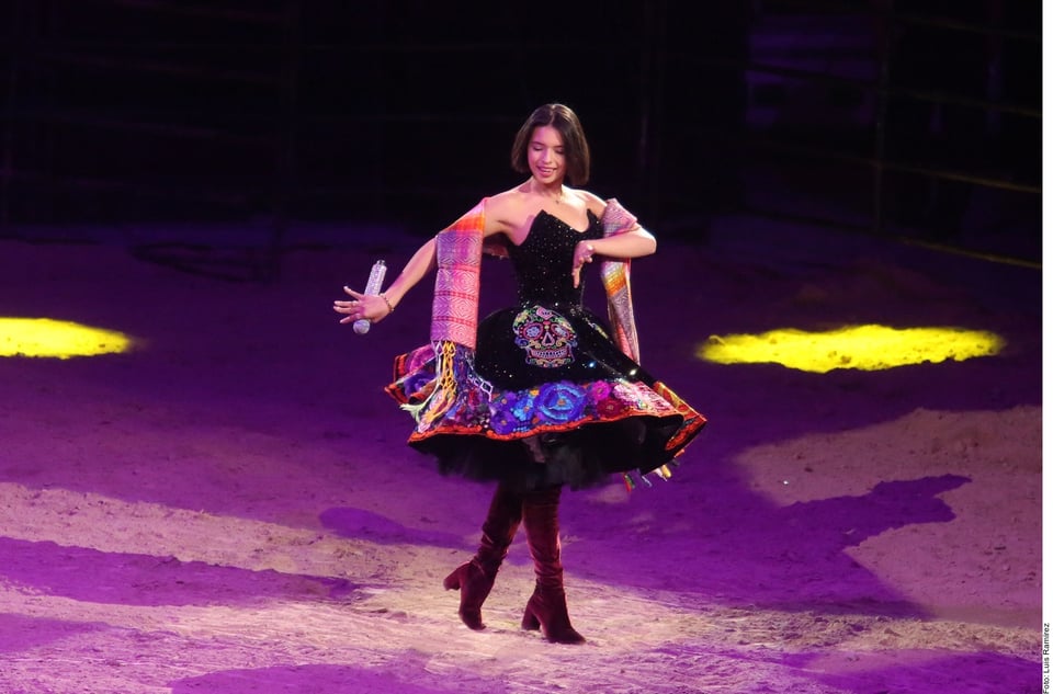 Ángela Aguilar sorprende cantando el Himno en pelea del Canelo (FOTO Y VIDEO)