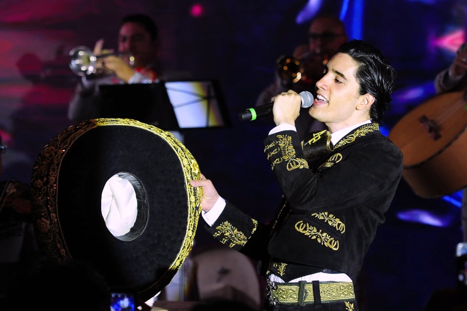 En una foto junto a su abuelo Vicente Fernández, hijo de Alejandro Fernández confirma sospechas de su papá (FOTO) featured image