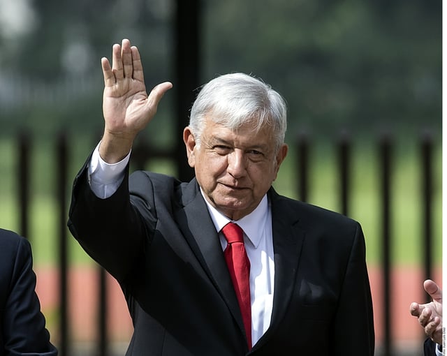 AMLO asiste a fastuosa boda y le reclaman el derroche