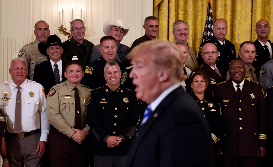 Intentos febriles por descubrir autor de columna sobre Trump