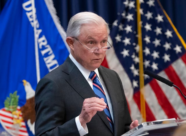 Jeff Sessions pide eficiencia a jueces de inmigración