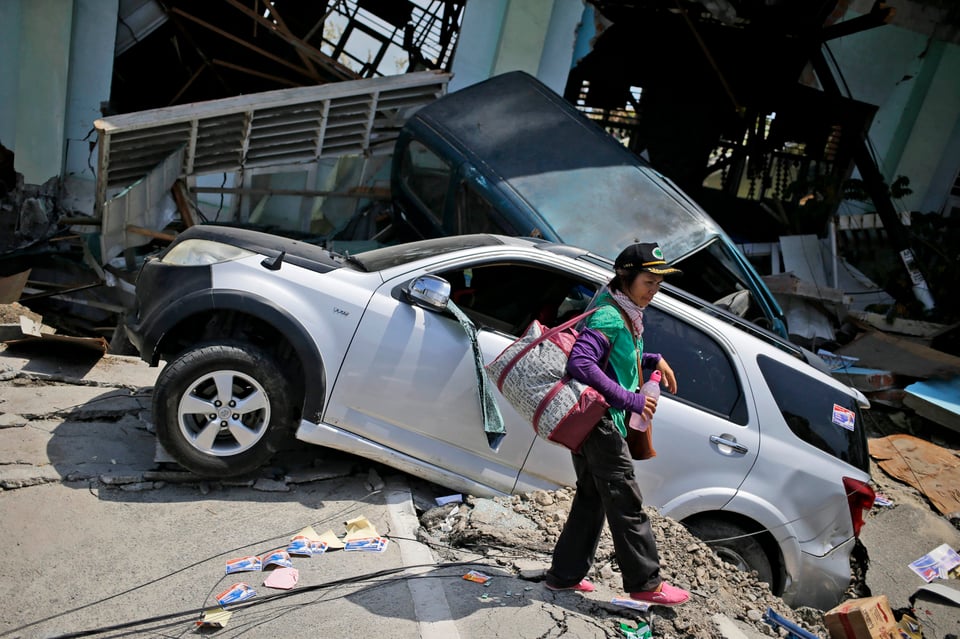 Desesperación entre las víctimas del sismo de Indonesia