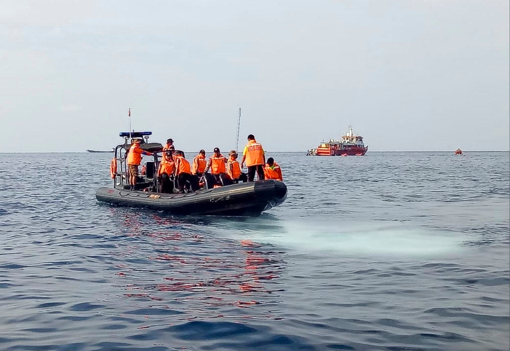 Descartan encontrar sobrevivientes tras caída de avión en Indonesia