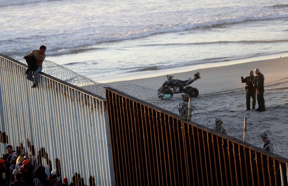 Arriban a Tijuana más migrantes de caravana; refuerzan seguridad en la frontera (VIDEO)