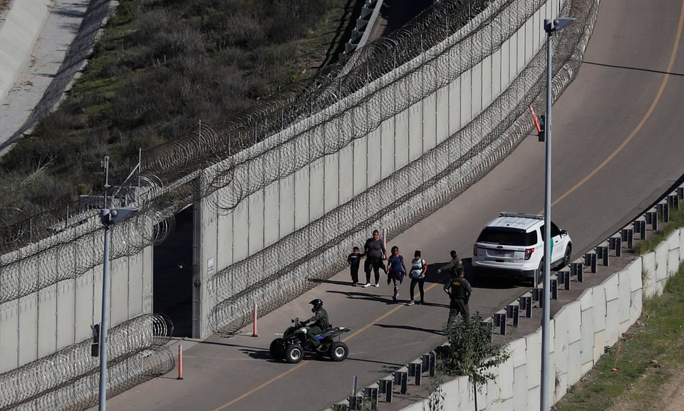 Corte Suprema decide que no detendrá proyectos de muro fronterizo