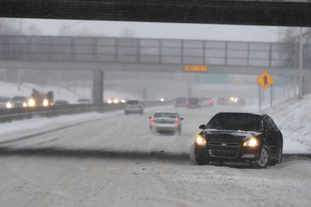 Tres muertos y más de un millar de vuelos cancelados por tormenta invernal