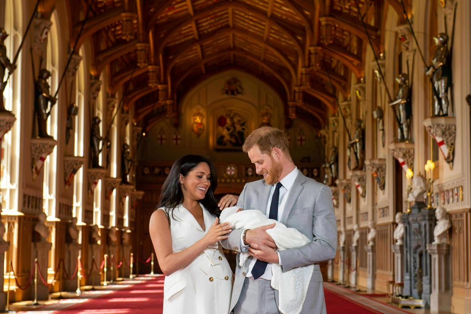 Meghan y el príncipe Enrique muestran al Bebé Sussex