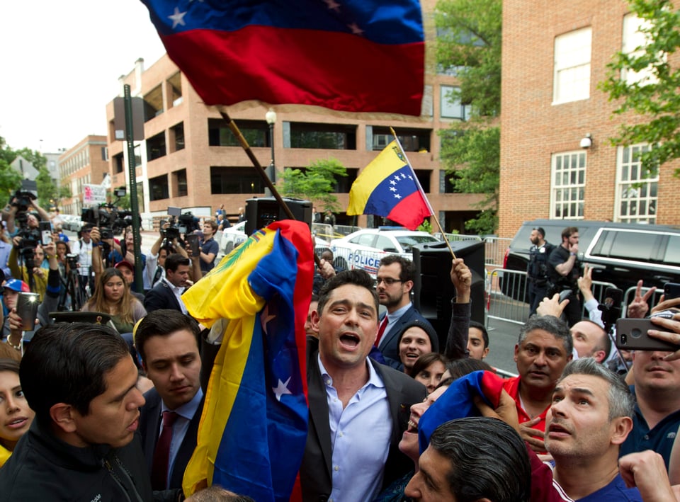 Presentan cargos contra ocupantes de embajada de Venezuela en Washington