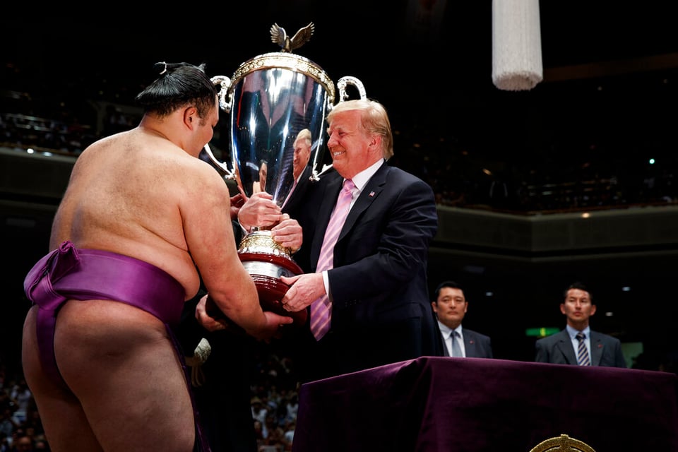Agasajan a Trump en Japón con sumo, hamburguesas y golf featured image