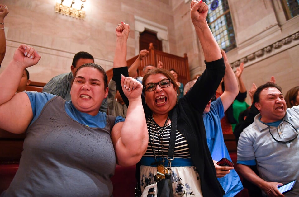 Nueva York da luz verde a licencias de conducir para indocumentados