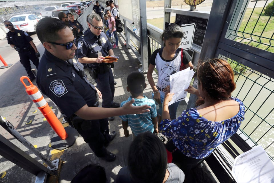 Juez bloquea veto de Trump que impedía a inmigrantes pedir asilo en la frontera featured image