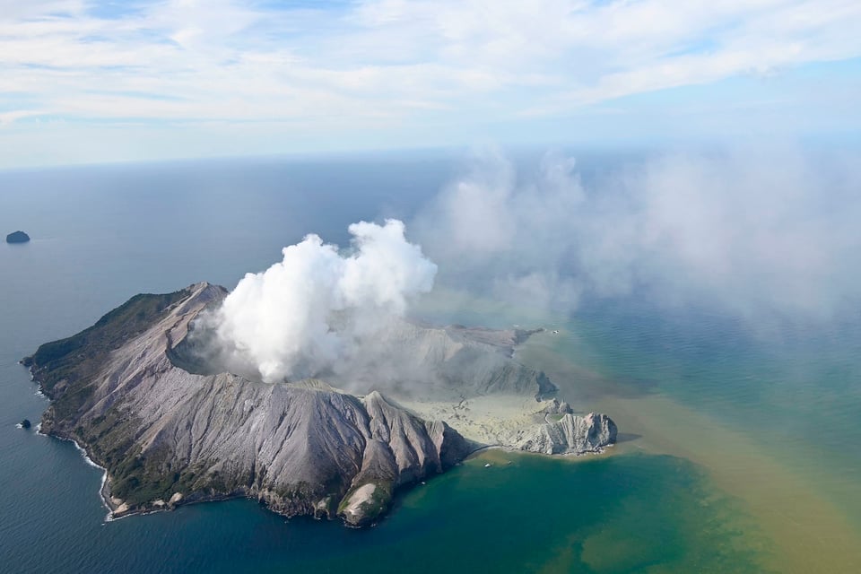 5 muertos y varios desaparecidos tras erupción en Nueva Zelanda