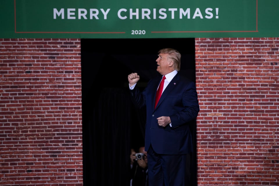 Trump fustiga a revista evangélica por apoyar destituirlo