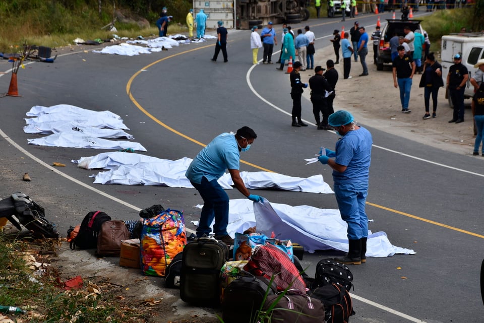 Guatemala: Asciende a 21 cifra de muertos por choque de tráiler y bus a días de Navidad