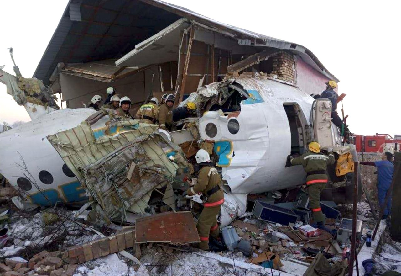 15 muertos y 66 heridos: Se estrella un avión cerca del aeropuerto internacional de Kazajistán