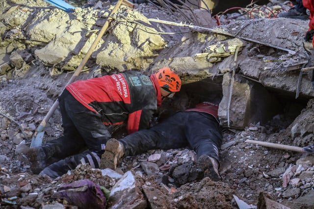 Turquía busca sobrevivientes y confirma 35 muertos en sismo