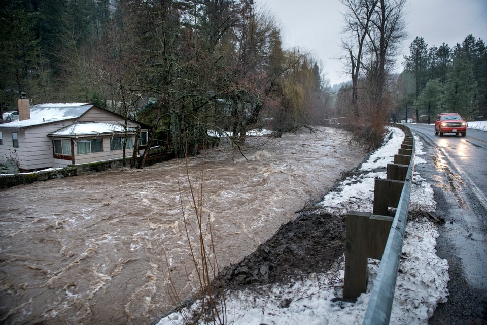 Rescatan a 21 personas en zonas afectadas por inundaciones en Oregon
