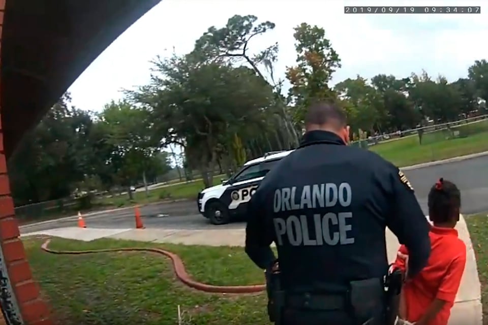 Difunden vídeo de niña en Florida suplicando a policía no ser arrestada featured image