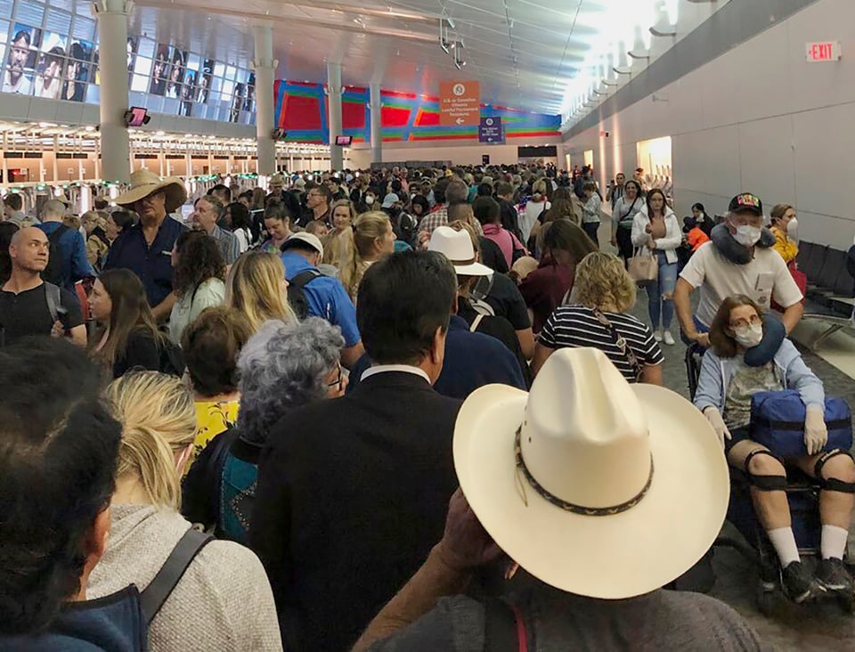 Largas esperas en aeropuertos para los regresados a Estados Unidos ante restricciones por coronavirus