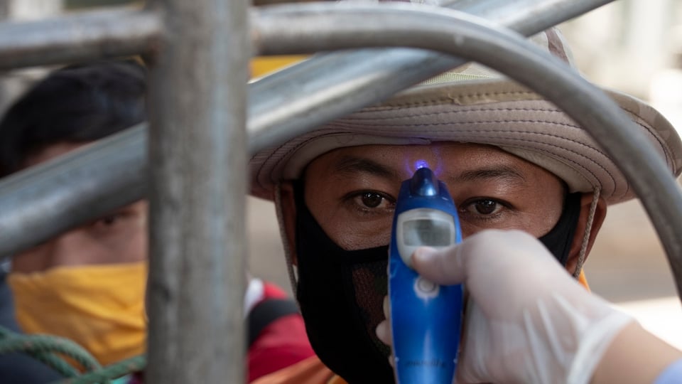 Enfermo de coronavirus escupió a la cara a una persona antes de caer muerto (VIDEO y FOTOS)
