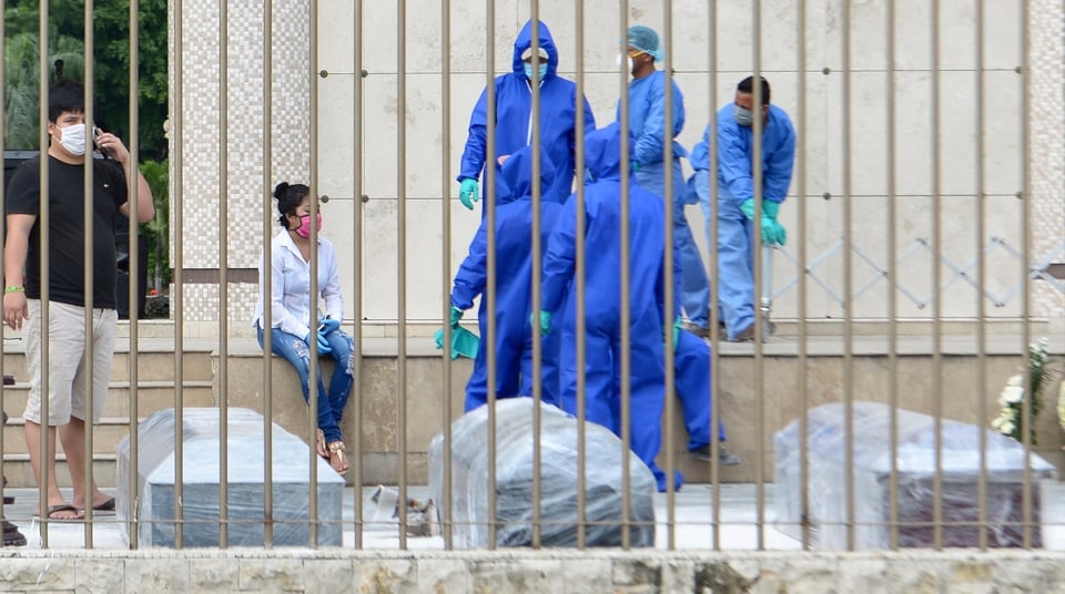 Curioso: Sacó el cadáver de su mamá a la calle porque nadie lo recogía (FOTO)
