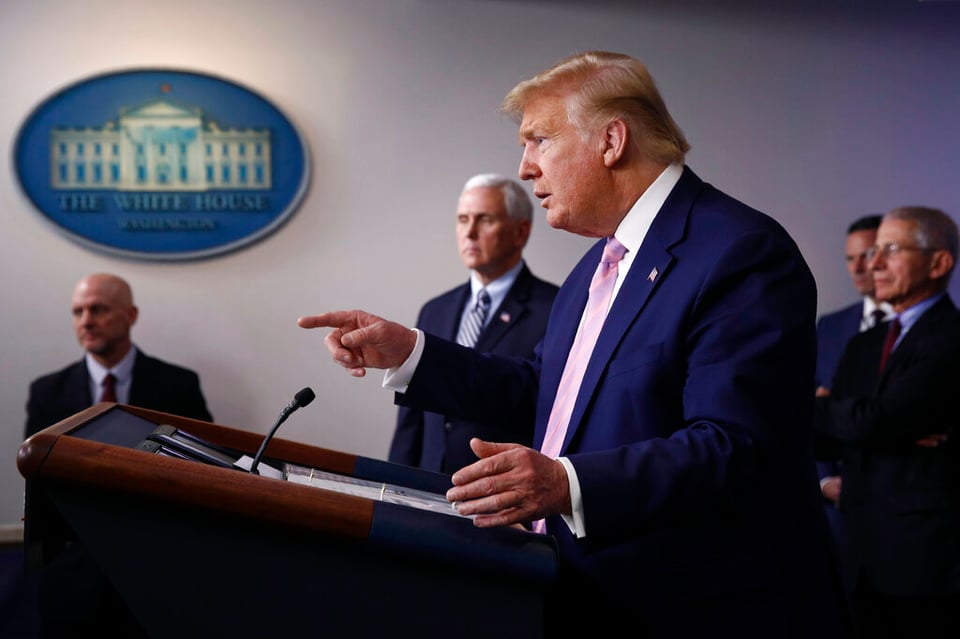 Trump coquetea con teoría de que China liberó al coronavirus