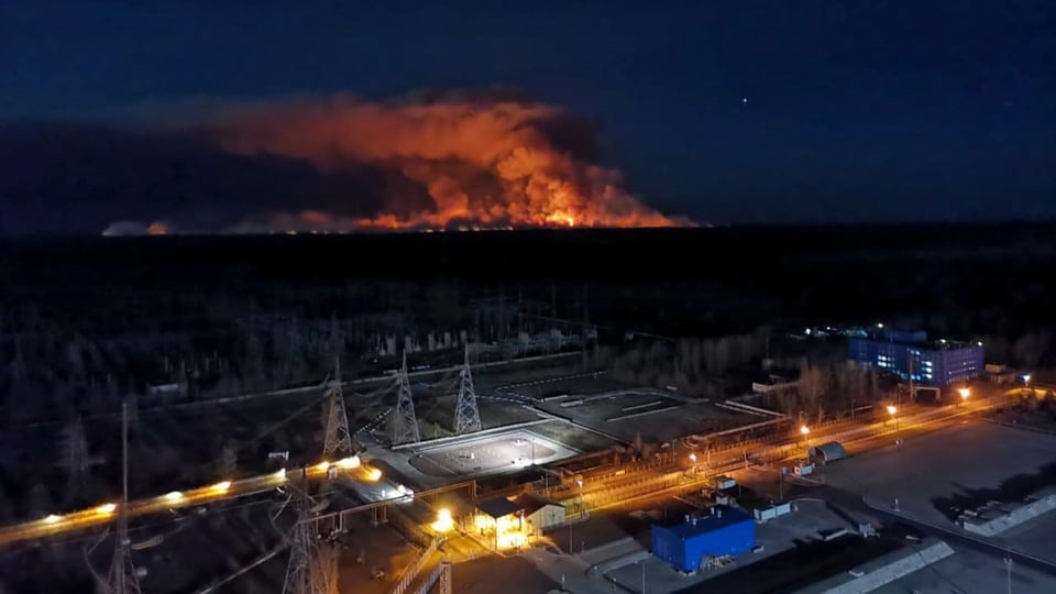 Varios incendios siguen ardiendo cerca de planta nuclear de Chernóbil
