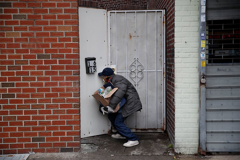 Inmigrantes en Estados Unidos reparten comida a trabajadores en tiempos de coronavirus