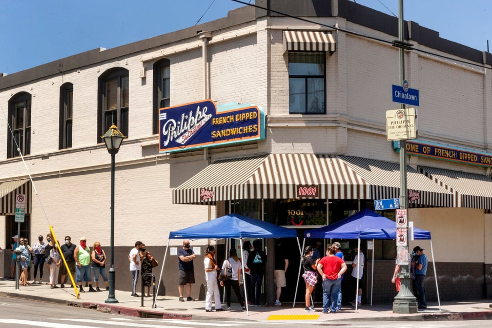 Autorizan reabrir barberías y restaurantes en Los Ángeles a partir de este sábado
