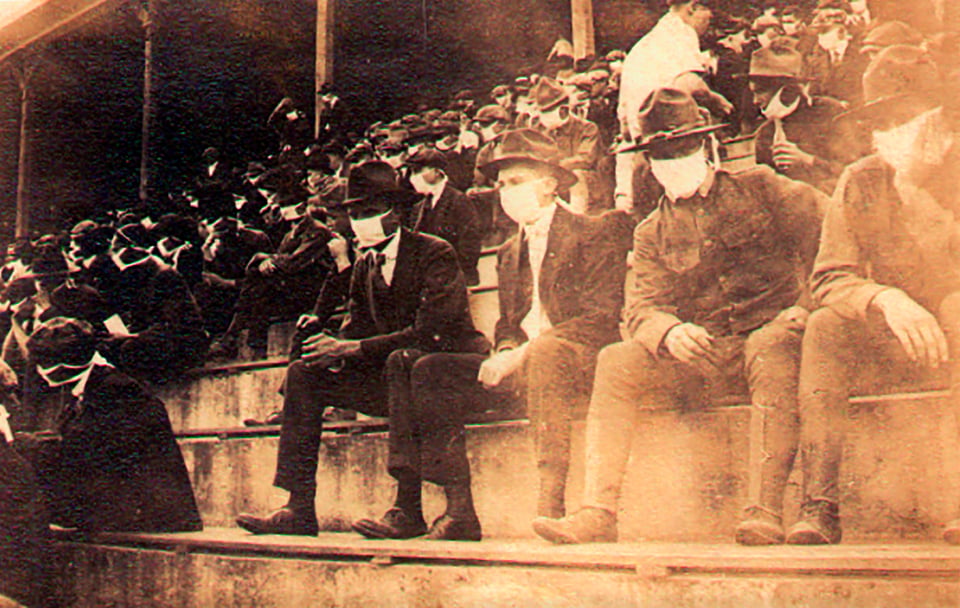Sale a la luz foto de la pandemia de 1918 donde asistentes a partido de futbol llevan mascarillas