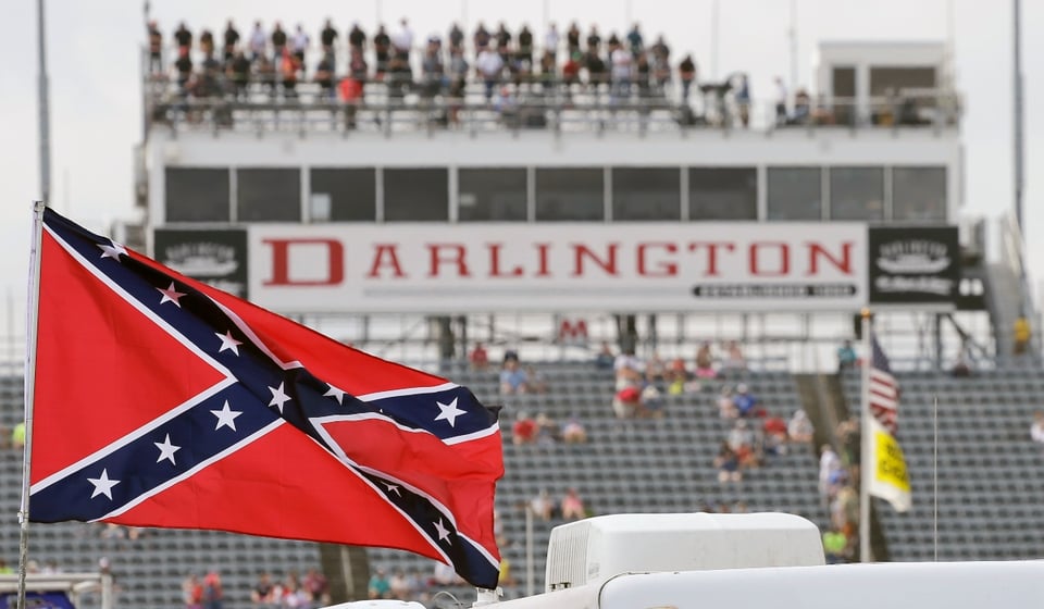 Histórico: NASCAR prohíbe bandera confederada en carreras y propiedades