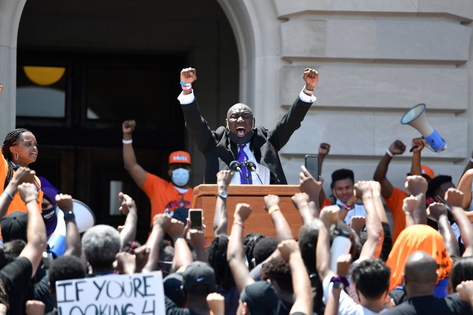 Video: Pánico en protesta contra el racismo al desatarse tiroteo mortal en Kentucky