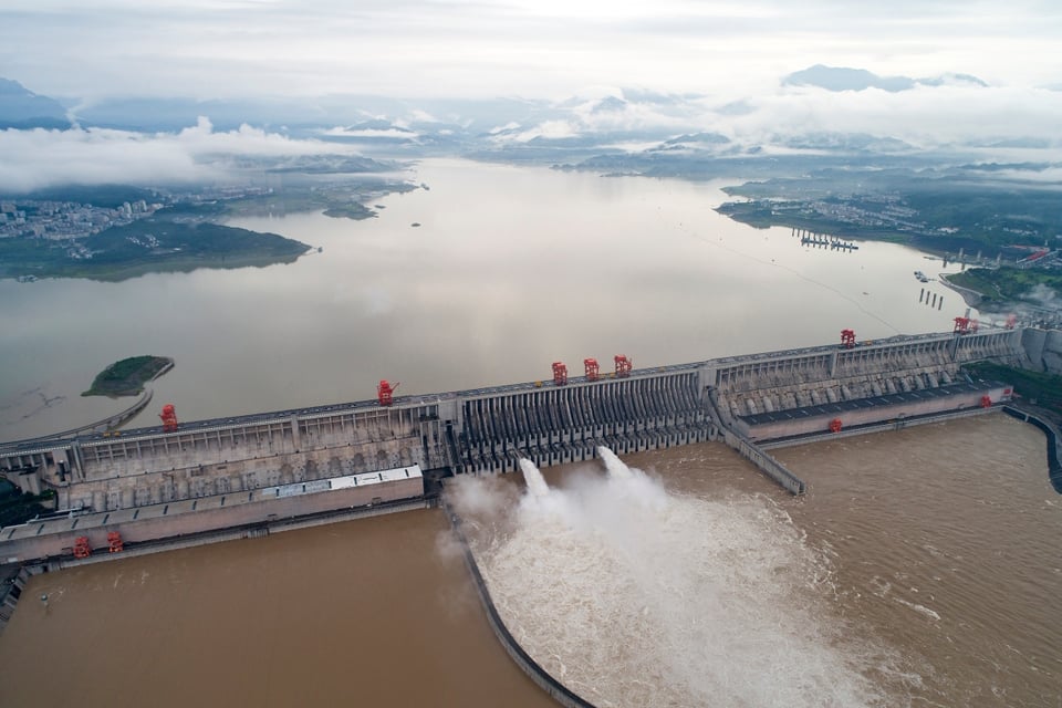 China explota una presa mientras aumentan los muertos por inundaciones