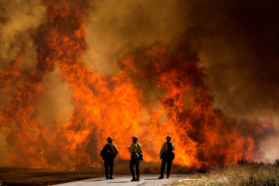 Incendio en California cobra fuerza y ordenan evacuar a casi 8 mil residentes