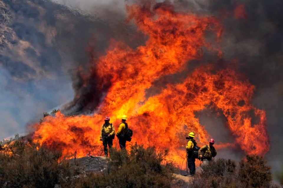 Incendios en California: Los bomberos luchan contra varios focos y hay miles de evacuados
