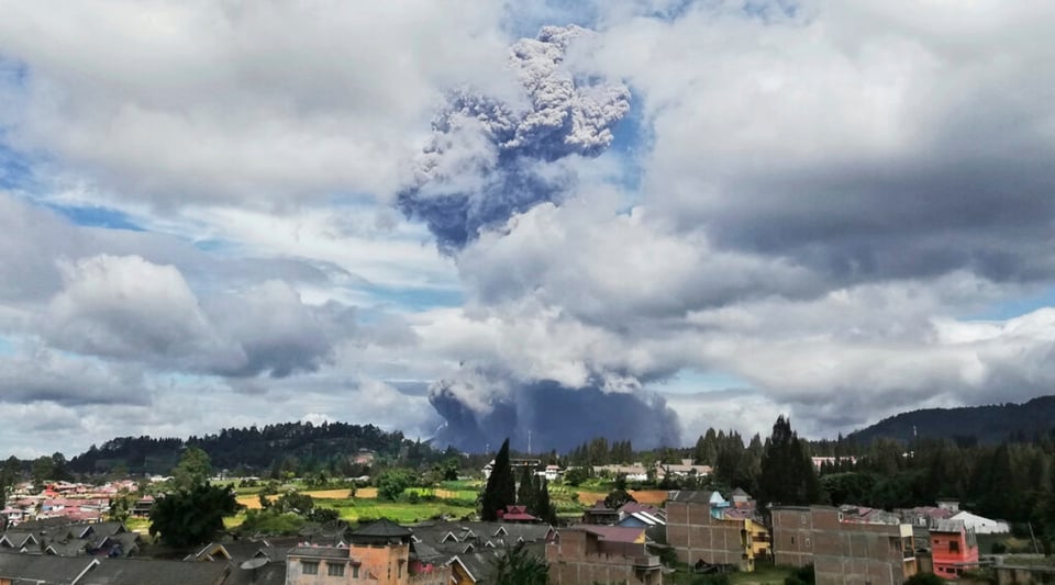 El volcán Sinabung de Indonesia hace erupción y expulsa imponente nube de cenizas (FOTOS)
