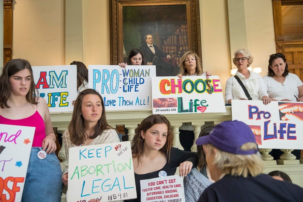 En medio de protestas, gobernador de Georgia firma polémica ley contra aborto