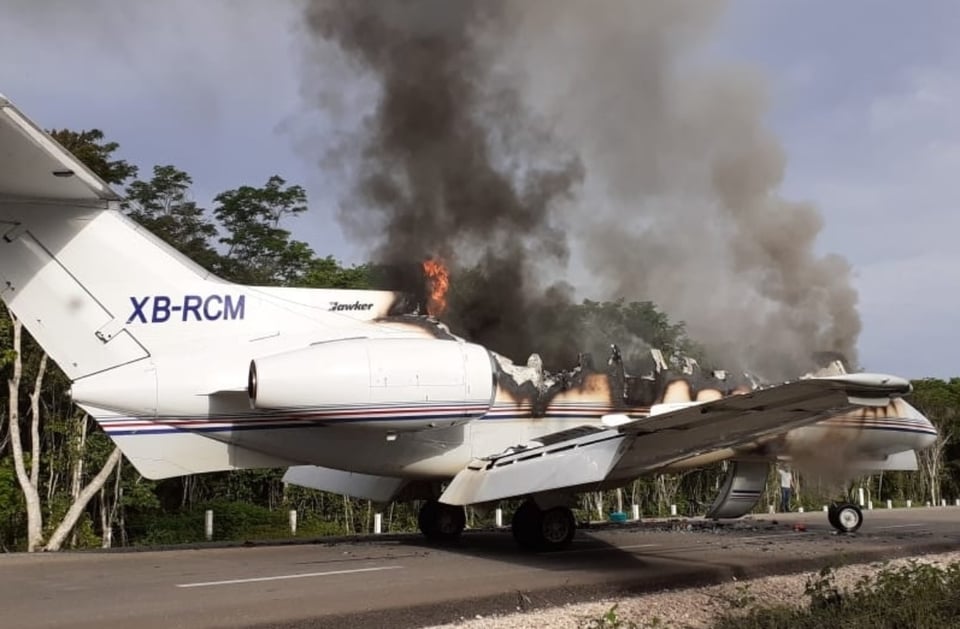 Avioneta aterriza de emergencia en Quintana Roo y se incendia (VIDEOS)