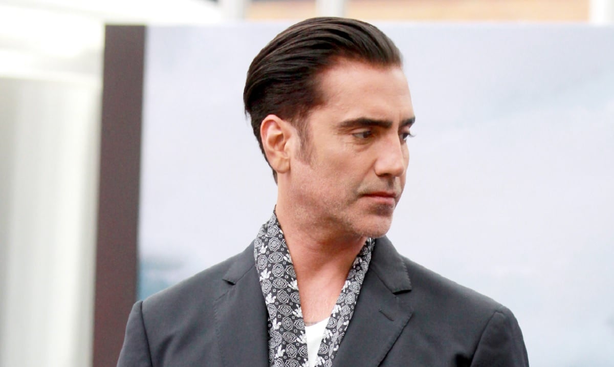 Alejandro Fernández hace el ridículo al ‘querer parecerse’ a Walter Mercado y por si fuera poco su hija lo opaca (FOTOS)