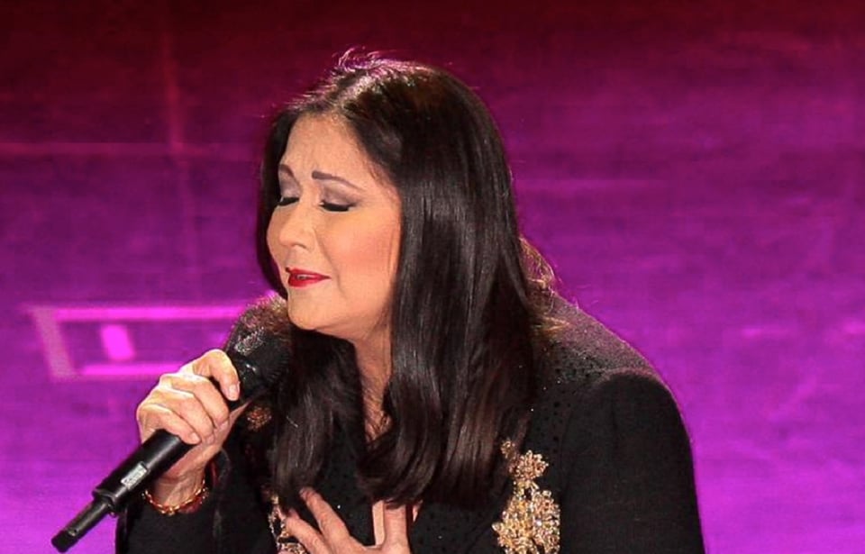 ¿Golpe a Kate del Castillo? Ana Gabriel ¿coquetea? con famoso y joven cantante; nadie puede creerlo (FOTOS)