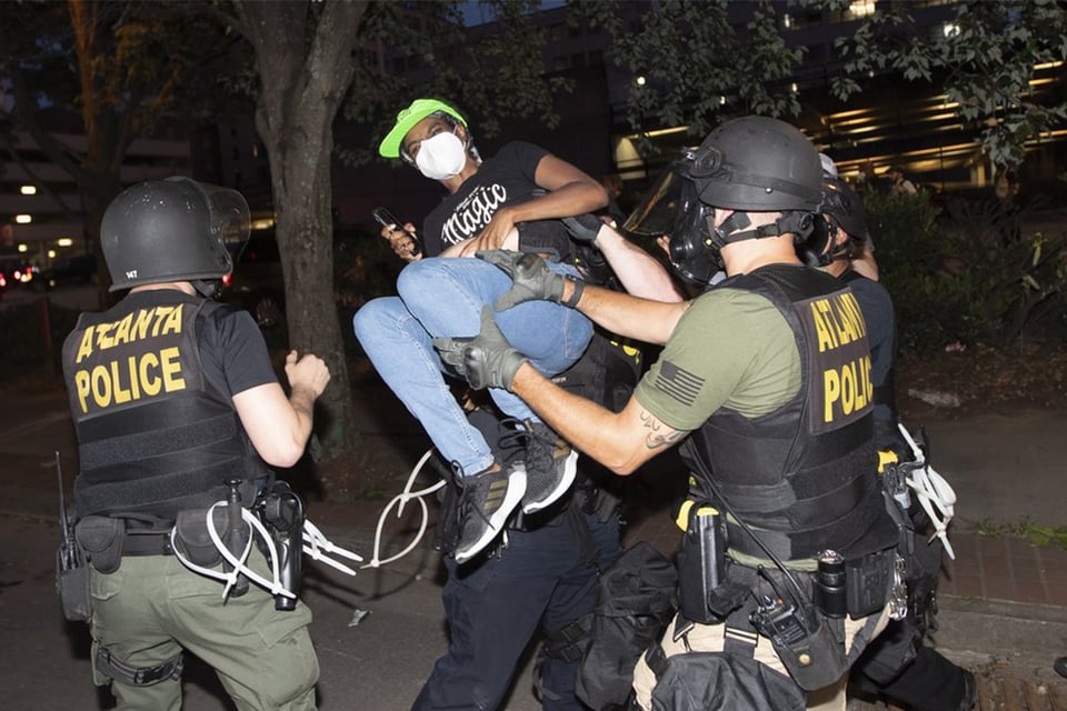 Arrestan a 52 manifestantes y extienden toque de queda en Atlanta