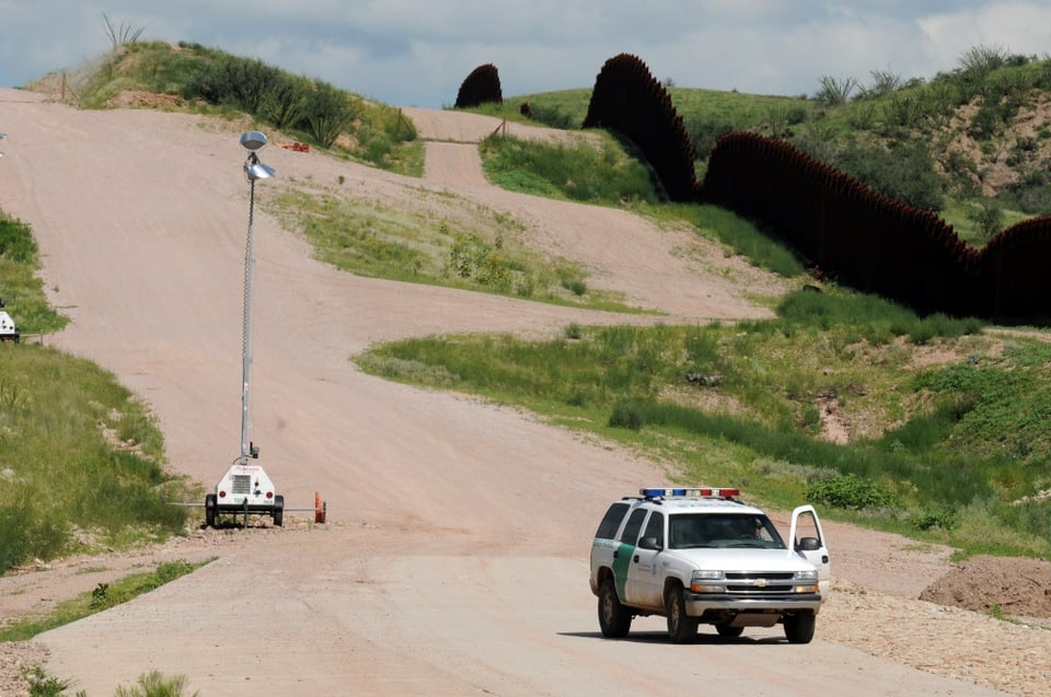 Aseguran que Patrulla Fronteriza destruye galones de agua para inmigrantes en el desierto