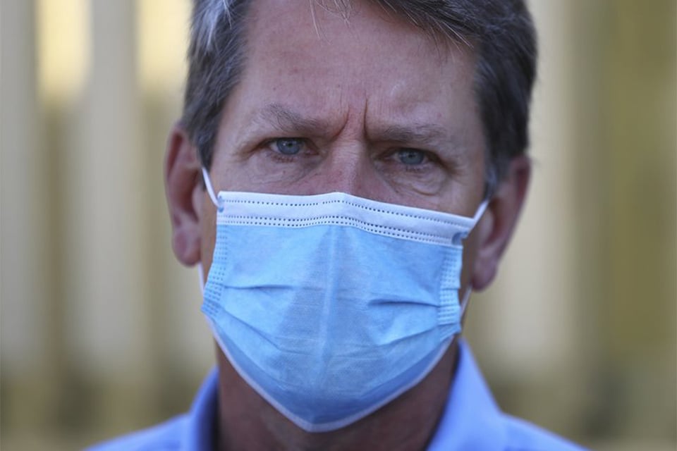 Autoridades de Georgia visitan centro de pruebas de coronavirus en supermercado hispano en Gainesville