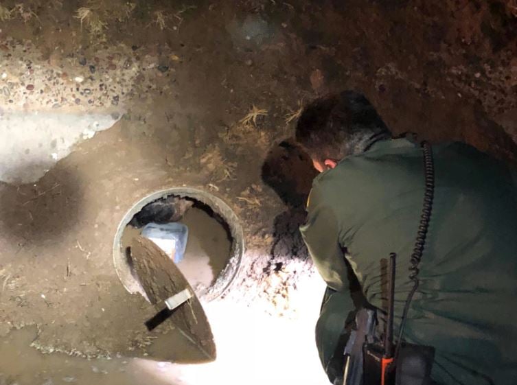 Patrulla Fronteriza rescata a migrante atrapado en drenaje