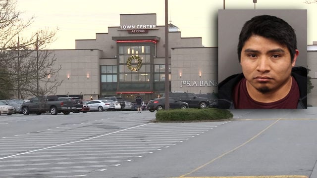 Acusan a joven hispano de espiar a chicas en el vestidor
