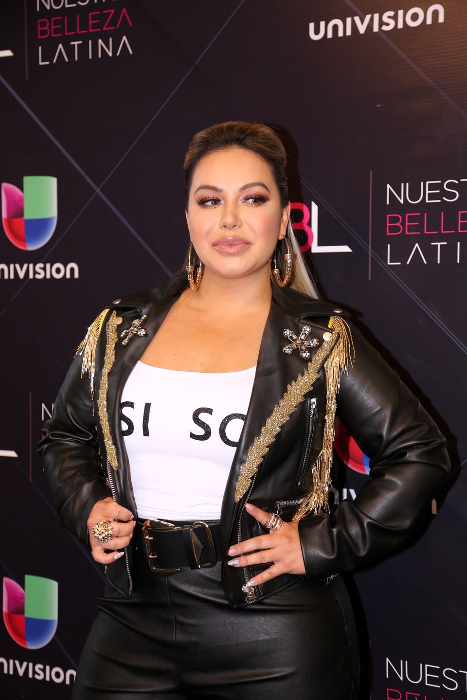 Con todo el sabor latino Chiquis Rivera presume pierna y pronunciado escote (VIDEO)