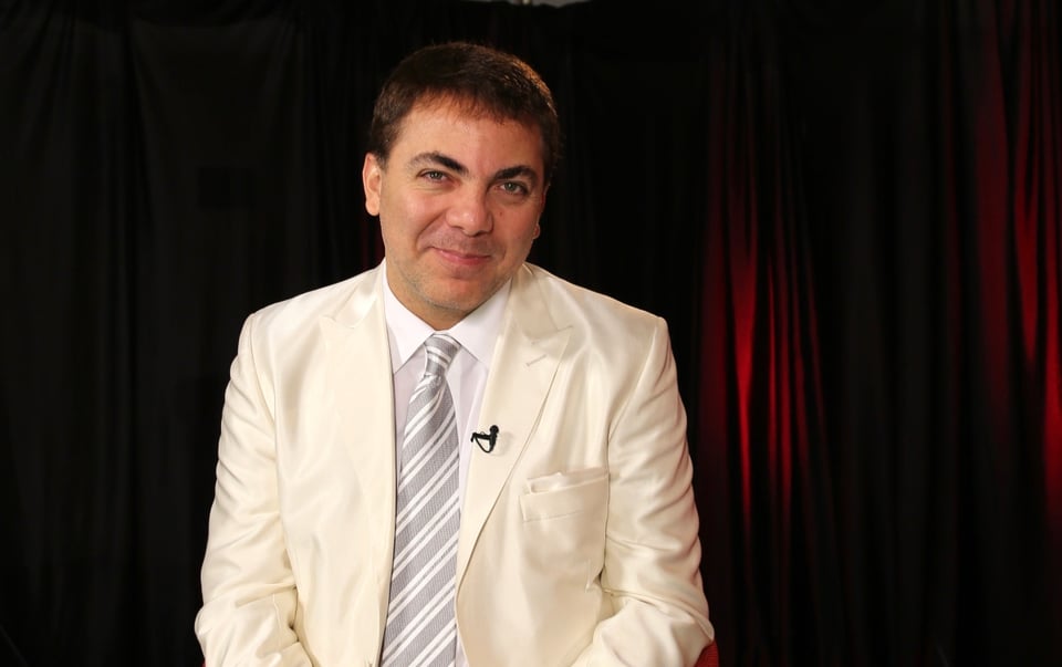 Cristian Castro todavía no supera muerte de su abuela y llora en plena entrevista haciendo confesión (VIDEO)