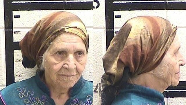 Crónica: Policía sorprende a “anciana latina” con cuchillo en mano