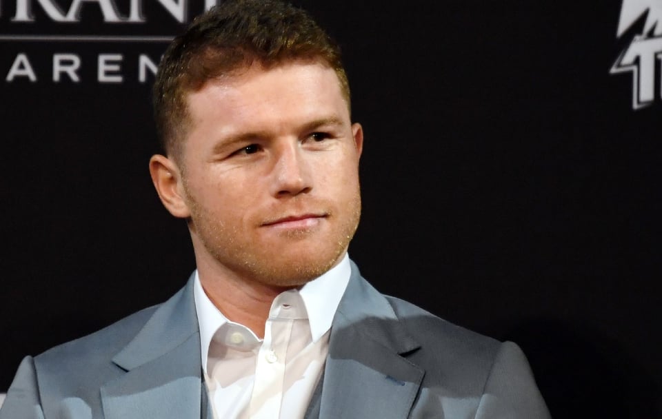 Canelo Álvarez y su novia derrochan sensualidad en foto con poca ropa (FOTOS)
