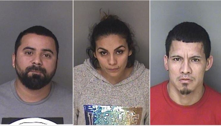 Arrestan a tres indocumentados en un mall por presunta posesión de drogas